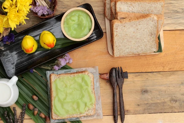 Yeşil muhallebi ve taze süt ile ekmek.