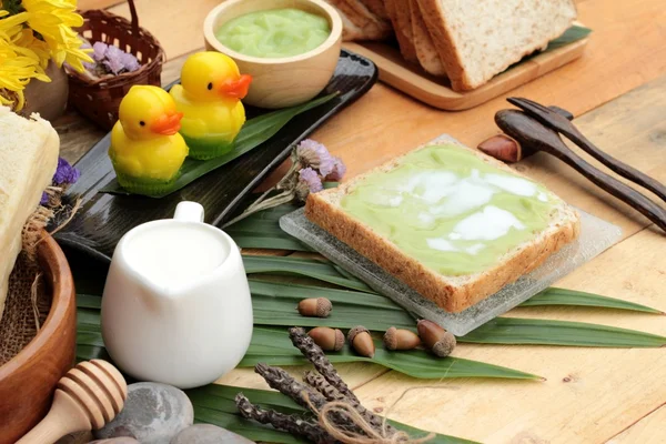 Yeşil muhallebi ve taze süt ile ekmek.