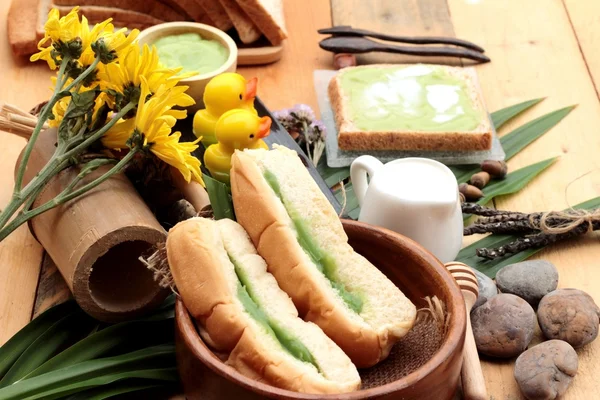 Yeşil muhallebi ve taze süt ile ekmek.