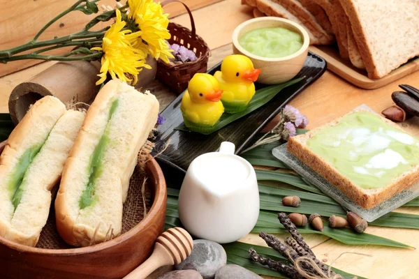 Yeşil muhallebi ve taze süt ile ekmek.