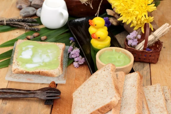 Yeşil muhallebi ve taze süt ile ekmek.