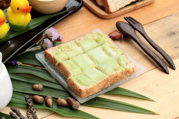 Yeşil muhallebi ve taze süt ile ekmek.