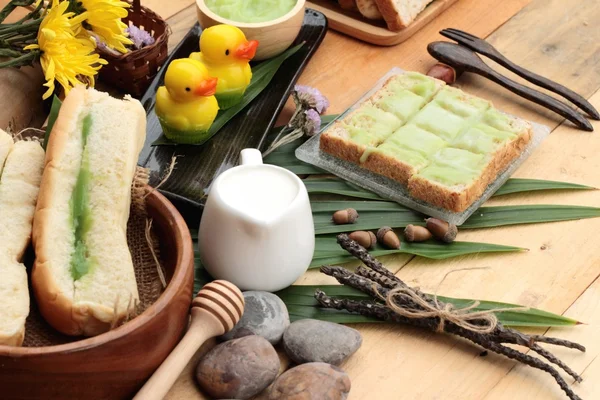 Pane con crema verde e latte fresco . — Foto Stock