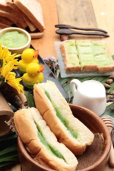 Yeşil muhallebi ve taze süt ile ekmek.