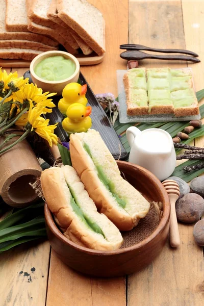 Yeşil muhallebi ve taze süt ile ekmek.