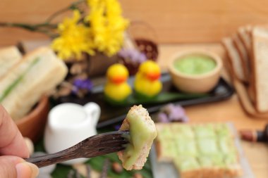 Yeşil muhallebi ve taze süt ile ekmek.