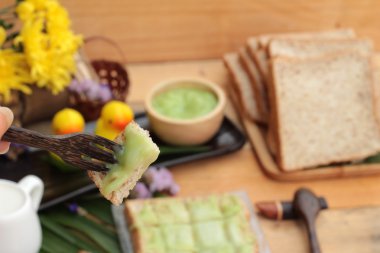 Yeşil muhallebi ve taze süt ile ekmek.