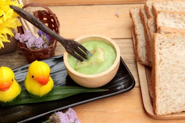 Yeşil muhallebi ve taze süt ile ekmek.