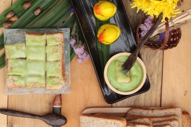 Yeşil muhallebi ve taze süt ile ekmek.