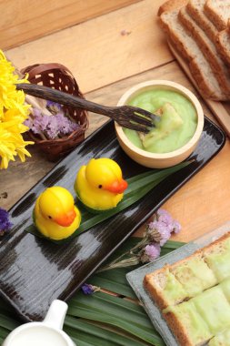 Yeşil muhallebi ve taze süt ile ekmek.