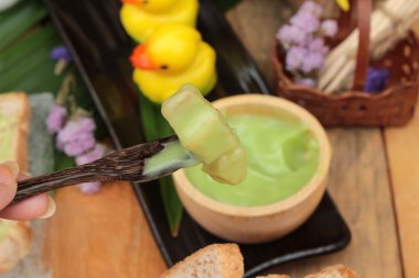 Yeşil muhallebi ve taze süt ile ekmek.