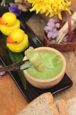 Yeşil muhallebi ve taze süt ile ekmek.