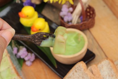 Yeşil muhallebi ve taze süt ile ekmek.