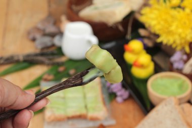 Yeşil muhallebi ve taze süt ile ekmek.