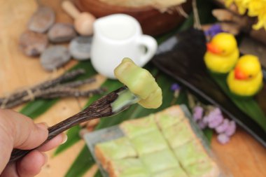 Yeşil muhallebi ve taze süt ile ekmek.