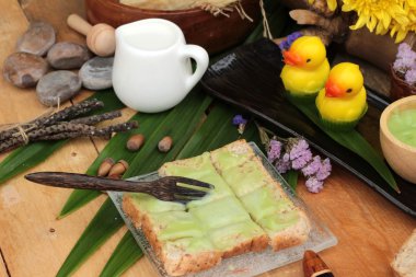 Yeşil muhallebi ve taze süt ile ekmek.