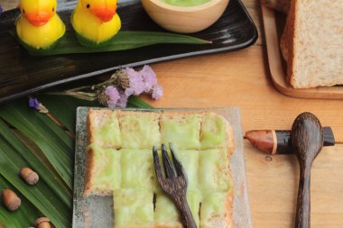 Yeşil muhallebi ve taze süt ile ekmek.