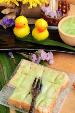 Yeşil muhallebi ve taze süt ile ekmek.