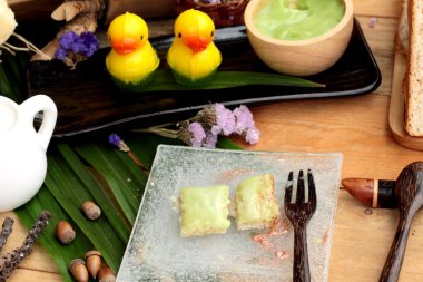 Yeşil muhallebi ve taze süt ile ekmek.