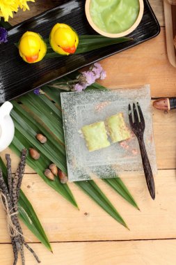 Yeşil muhallebi ve taze süt ile ekmek.