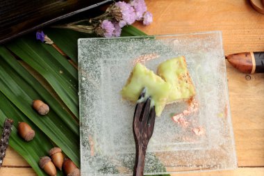 Yeşil muhallebi ve taze süt ile ekmek.