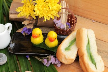 Yeşil muhallebi ve taze süt ile ekmek.