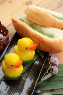 Yeşil muhallebi ve taze süt ile ekmek.