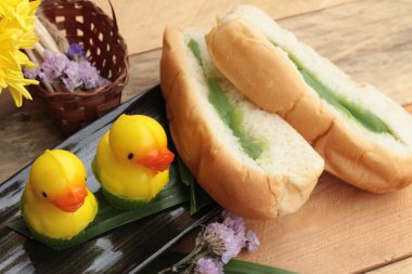 Yeşil muhallebi ve taze süt ile ekmek.