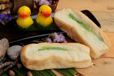 Yeşil muhallebi ve taze süt ile ekmek.