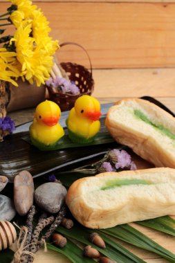 Yeşil muhallebi ve taze süt ile ekmek.