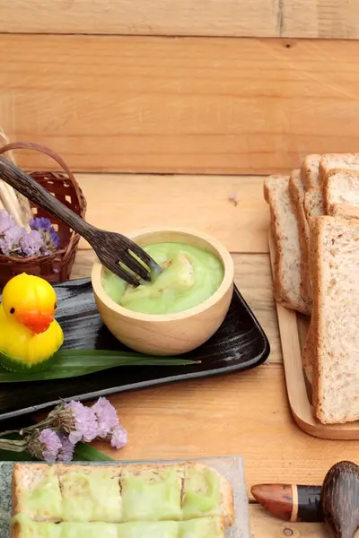 Pane con crema verde e latte fresco . — Foto Stock