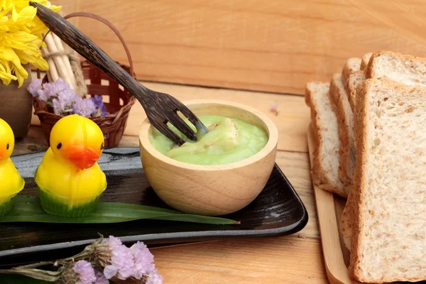 Yeşil muhallebi ve taze süt ile ekmek.