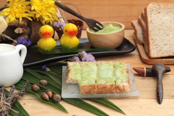 Yeşil muhallebi ve taze süt ile ekmek.