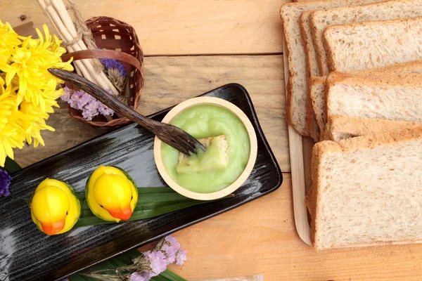 Yeşil muhallebi ve taze süt ile ekmek.