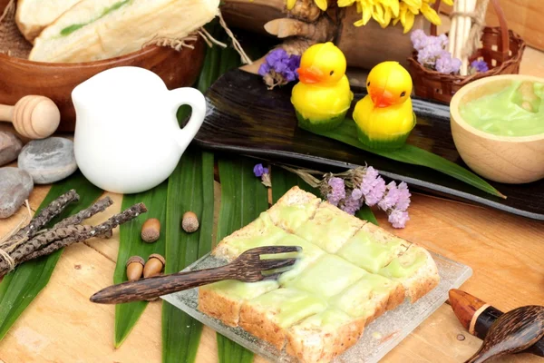 Pan con natillas verdes y leche fresca . — Foto de Stock