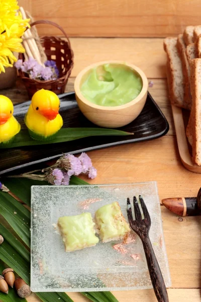 Yeşil muhallebi ve taze süt ile ekmek.