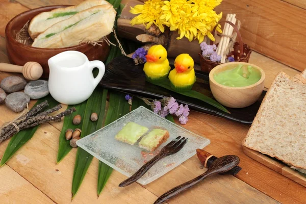 Yeşil muhallebi ve taze süt ile ekmek.