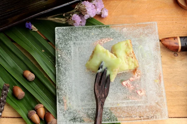 Yeşil muhallebi ve taze süt ile ekmek.