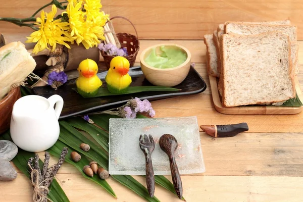 Yeşil muhallebi ve taze süt ile ekmek.