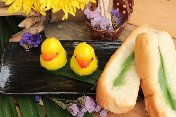 Yeşil muhallebi ve taze süt ile ekmek.