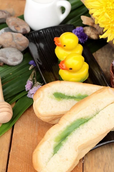 Pane con crema verde e latte fresco . — Foto Stock