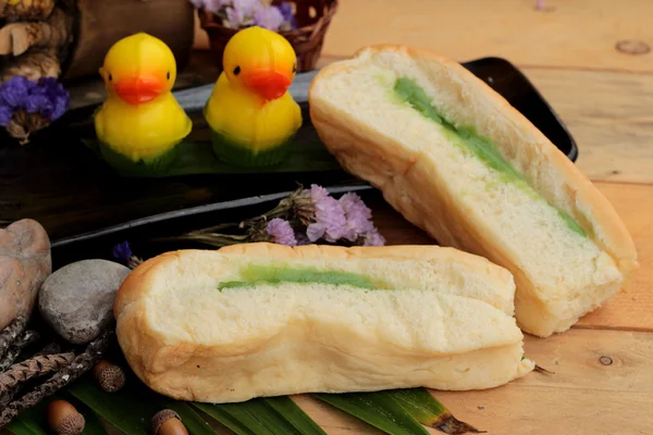 Yeşil muhallebi ve taze süt ile ekmek.