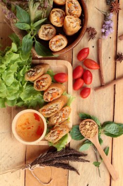 Meze yemek için geleneksel tava böreği.