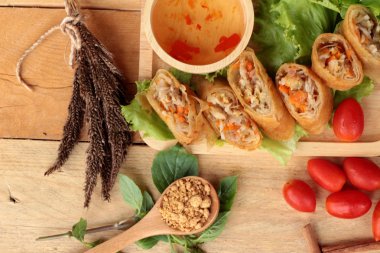 Meze yemek için geleneksel tava böreği.