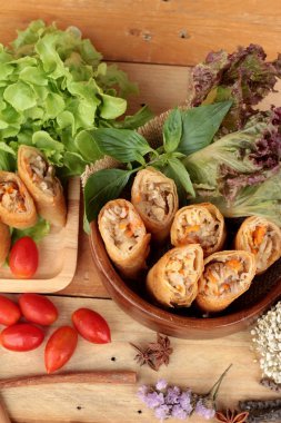 Meze yemek için geleneksel tava böreği.