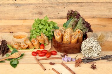 Meze yemek için geleneksel tava böreği.