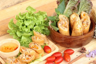 Meze yemek için geleneksel tava böreği.