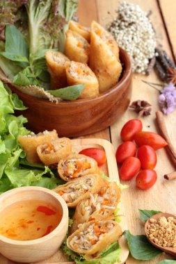 Meze yemek için geleneksel tava böreği.