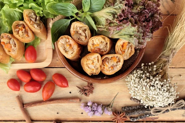 Meze yemek için geleneksel tava böreği.