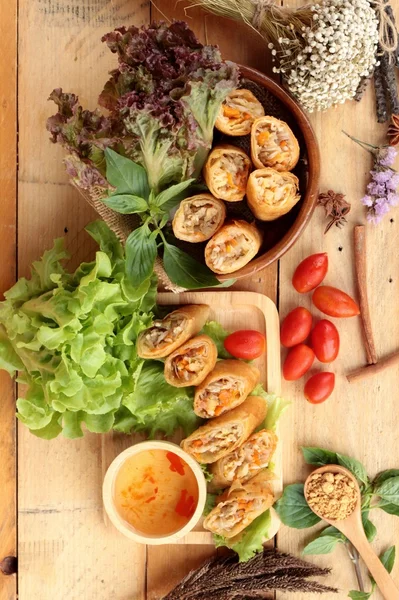 Gebratene Frühlingsrollen traditionell als Vorspeise. — Stockfoto